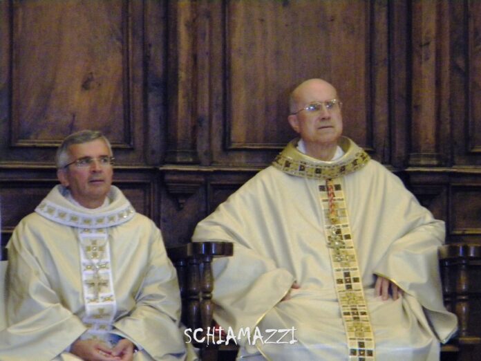 Il Segretario di Stato Vaticano Bertone (a destra) con il vescovo di Manfredonia Michele Castoro